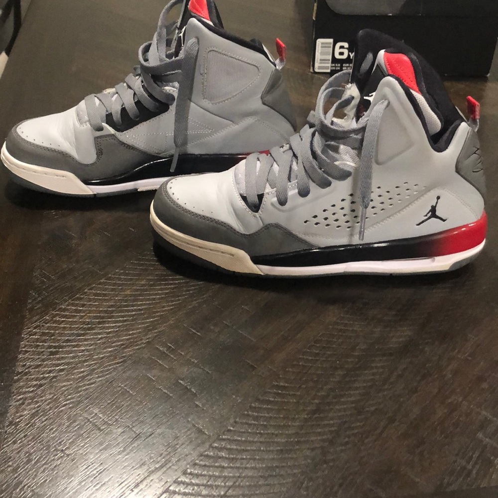 Youth High Top Jordan’s size 6